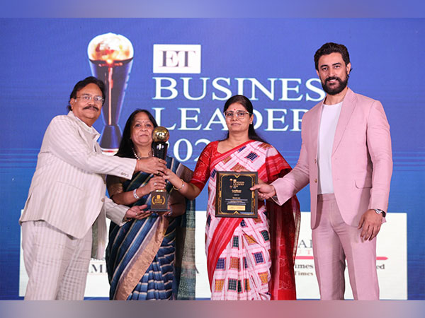 Naresh Jain and Shobha Jain receiving the ET Leaders Award