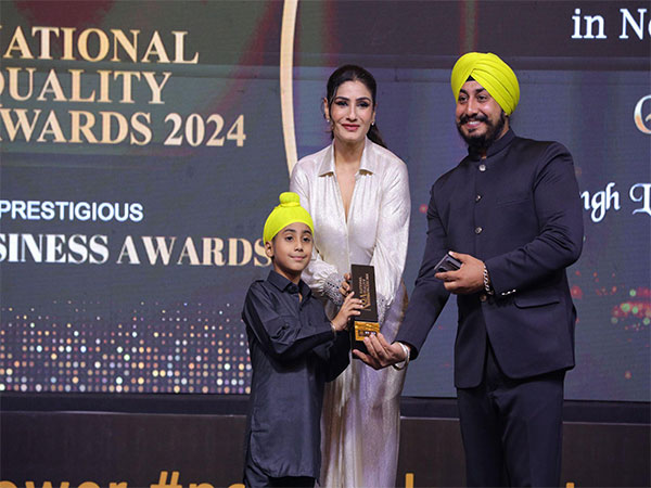 Gurmeet Singh, Chairman (Singh Legal Associates), receiving Brand Empower's "National Quality Award 2024" from Padma Shree Awardee, Raveena Tandon