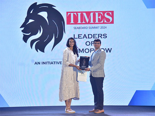 Srikanth K Avadhani, Founder of Rayvector Technologies Pvt. Ltd., felicitated by PV Sindhu at the Times Seaboard Summit event in Goa