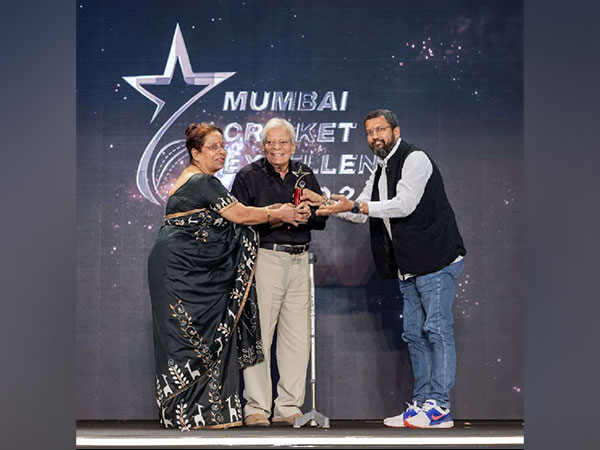 Umesh Kulkarni, Former Indian Test Cricketer received the prestigious Lifetime Achievement Award, presented by Purvesh Shelatkar, Executive Chairman of Rose Merc Ltd.