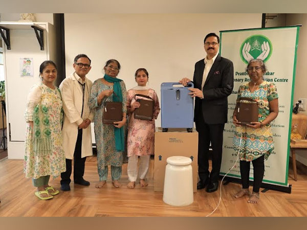 Dr. Datar Dhananjay Datar presenting Oxygen Kits to Pratibha Prabhakar Pulmonary Centre in Mumbai