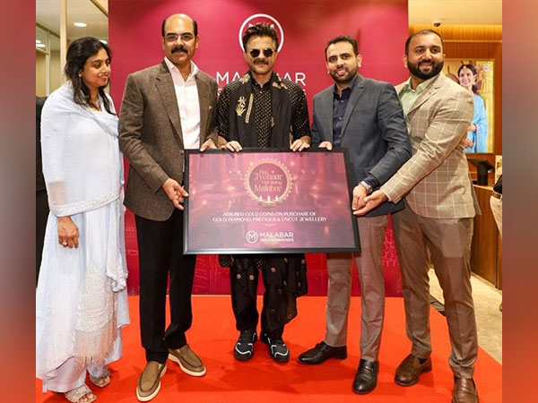 Malabar Gold & Diamonds' Diwali offers presented by Bollywood star Anil Kapoor, along with O. Asher, Managing Director - India Operations, and other Malabar dignitaries