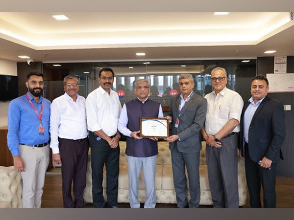 K. Paul Thomas, MD & CEO of ESAF Small Finance Bank receiving the ESG Certificate from Rohit Inamdar, CEO of CARE ESG Ratings Ltd.