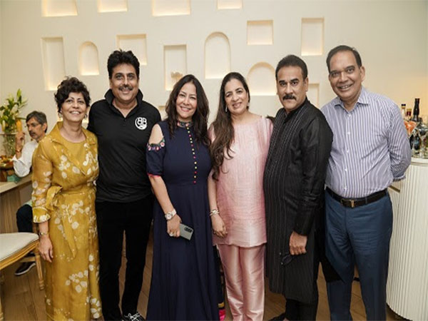 L - R: Swati & Shailesh Lodha, Aarti Mattoo, Sangeeta & Pradeep Rathod & Prakash Jain