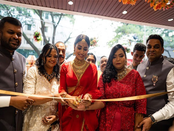 L to R: Abhishek Chanda (Director CapsGold Group), Sowmya, Shriya Saran, Shravan Kumar (Managing Partner - Kalasha Fine Jewels, BNG Store) and Sukruthi