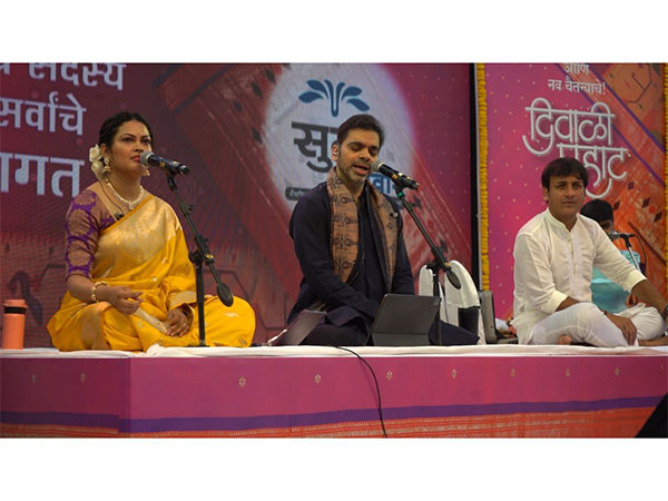 Priyanka Barve, Rahul Deshpande and Sankarshan Karhade during the Diwali Pahaat event organized by Sugee Parivaar on Narak Chaturdashi at Dadar beach