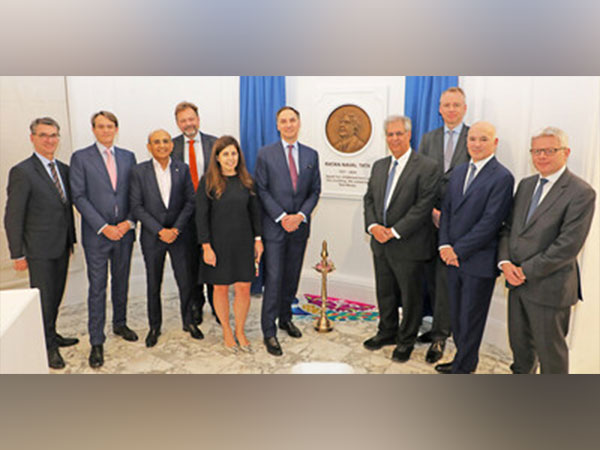 Deutsche Bank Board members and Kaushik Shaparia, CEO, Deutsche Bank Group India, with Noel Tata, Chairman, Tata Trusts, unveil a plaque honoring late Padma Vibhushan Shri Ratan Tata at Tata House