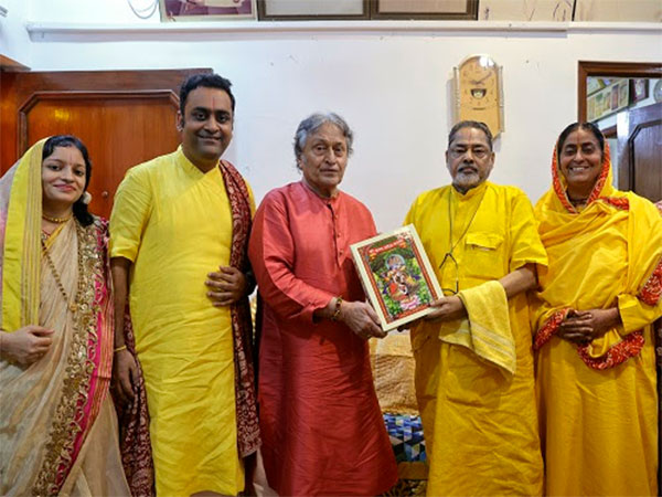 Left to right: Shrimati Priya ji, Braj Ras Rasik Dr. Shri Krishna Kinkar ji, Ustaad Amjad Ali Khan Sahab, Braj Ras Rasik Shri Leela Rasik ji, Shrimati Radha Rashmi ji