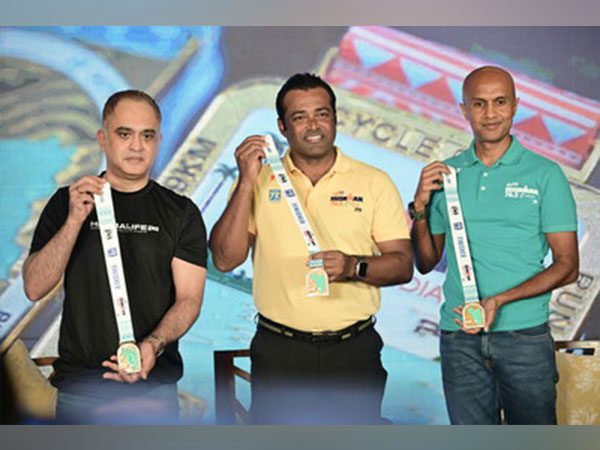 L-R: Ganeshan VS - Marketing Director, Herbalife; Leander Paes; and Deepak Raj