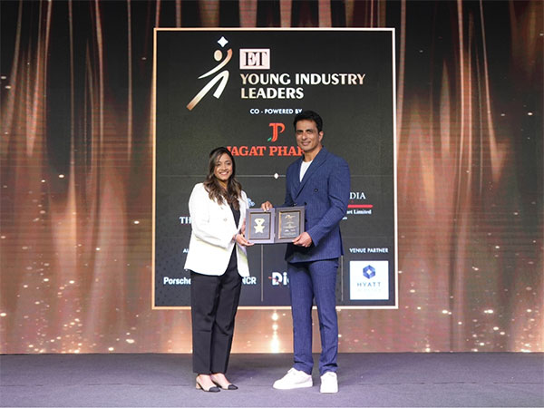 Jasmine Mehta, Executive Director, Head for ESG & Climate Sales for Corporate & Advisors EMEA, MSCI, London felicitated by Sonu Sood at the ET Young Industry Leaders event in New Delhi