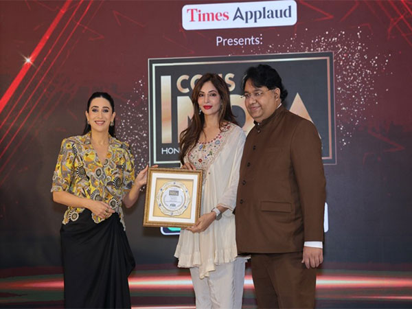 Anita More Felicitated by Karishma Kapoor at Times Applauds Icons of India Event for Pioneering in Beauty Industry