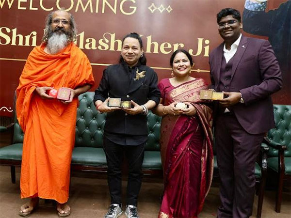 L-R: Shri Baba Ji Swami Amritanand Ji, Padma Shri Kailash Kher Ji, Dr. Nutan Kher & Yogesh Thakur