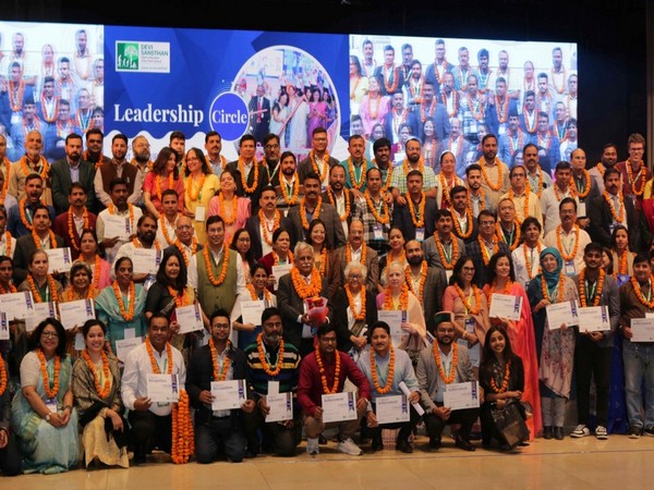 Chief guest Avanish Kumar Awasthi, Advisor to Chief Minister Uttar Pradesh with the delegates from 19 states at Leadership Circle hosted by DEVI Sansthan in Lucknow