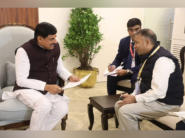 Trident Group Chairman Shri Rajinder Gupta with Madhya Pradesh Chief Minister Dr. Mohan Yadav in a meeting during "Invest Madhya Pradesh": Regional Industry Conclave, Narmadapuram