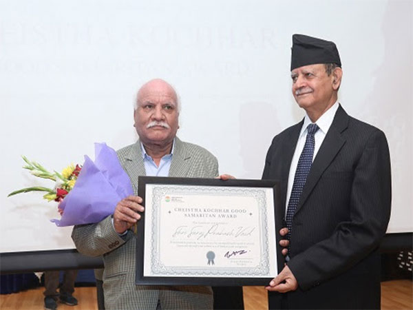 Lt. Gen. Dr. S.P. Kochhar felicitating Suraj Prakash Vaid with 1st Cheistha Kochhar Good Samaritan Award