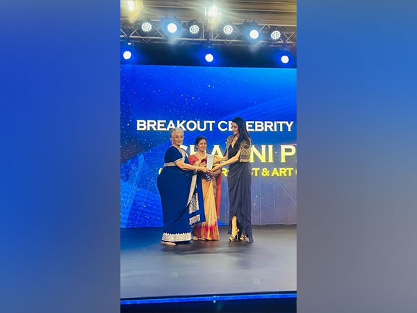 Savita Chhabra and Asha Parekh honor Shalini Passi with Breakthrough Influencer Award at NDTV Indian of the Year 2024