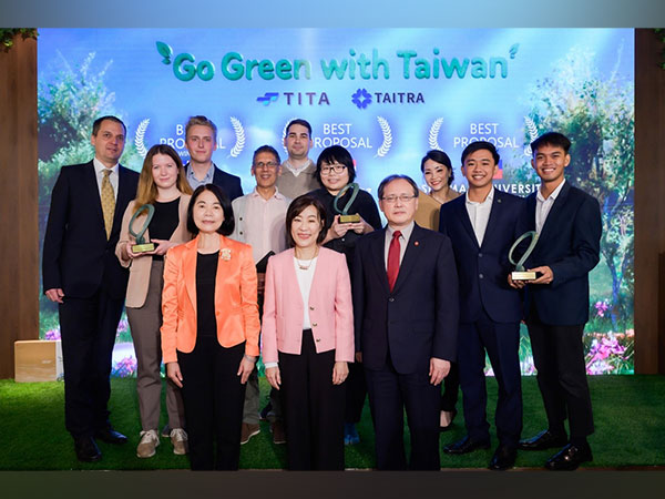 Director General of TITA Cynthia Kiang, TAITRA CEO Simon Wang, and TAISE Secretary General Li-Fang Chou posed with the Top 5 "GGWT" finalists