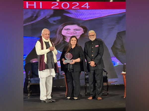 Poonam Sharma receiving the esteemed Devi Award for Excellence in Education by the Governor of Kerala, Arif Mohammed Khan and Prabhu Chawla