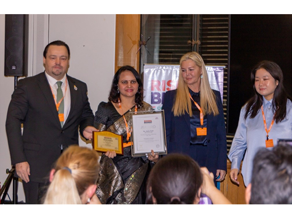 Smita Patil Receives the Women Achiever of the Year Award, with Juan Cabrera, Advisor to the UK Government, and Linda Bell