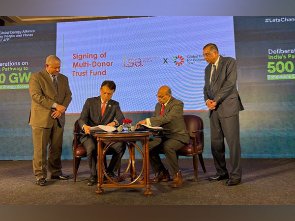 Dr. Ajay Mathur, Director General, ISA and Woochong Um, CEO, GEAPP signed ISA's Multi-Donor Trust Fund