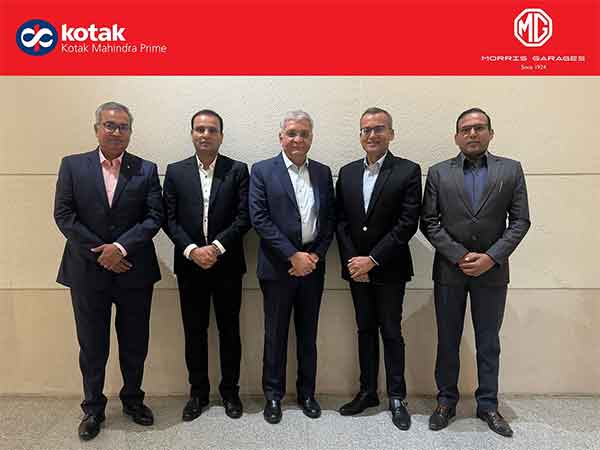 Vyomesh Kapasi, Managing Director & CEO, KMPL and Gaurav Gupta, Chief Growth Officer, JSW MG Motor India, along with other senior officials.