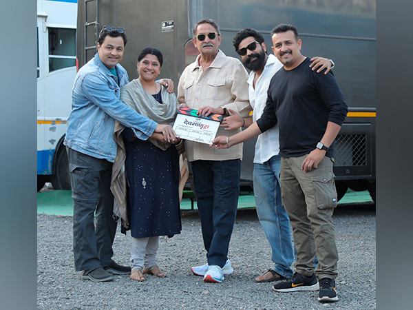 From right Subodh Bhave, Renuka Shahane, Mahesh Manjrekar, Siddharath Bodke, Tejas Deoskar