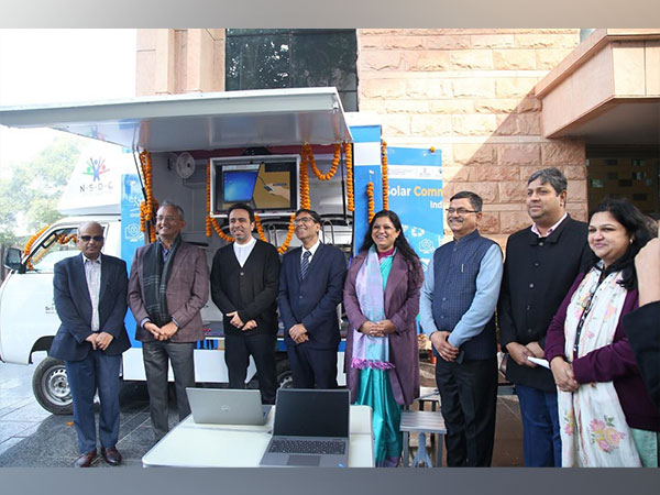 Representatives from Government of India, NSDC, Dell Technologies and Learning Links Foundation at the flag-off of the new Solar Community Hubs in Delhi.