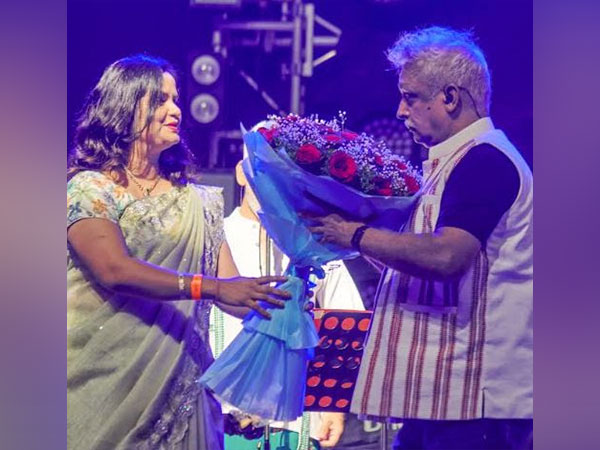 Richika Dadheech Felicitating Piyush Misha During Hyderabad Concert