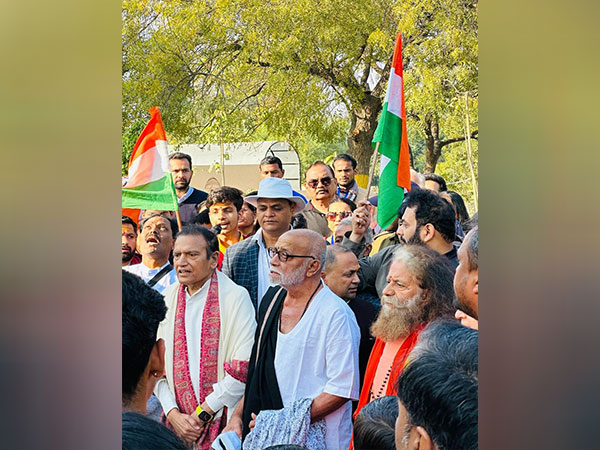 A Spiritual Salute to the Nation: Dr. Dinesh Shahra and Morari Bapu Unite at Mahakumbh ahead of Republic Day Celebration