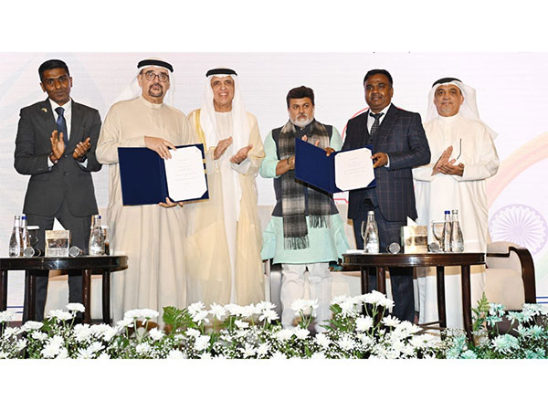 Sheikh Saud bin Saqr Al Qasimi, Supreme Ruler of Ras Al Khaimah and Shri Uday Samant, Minister of Industries, Govt of Maharashtra at the MOU signing