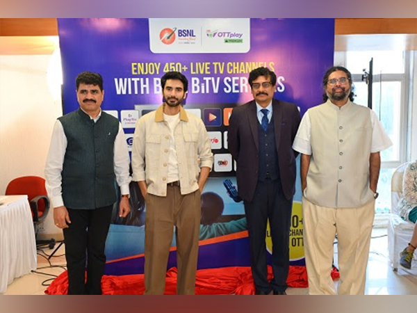 L to R: CGM BSNL Maharashtra - Harinder Kumar, Ishwak Singh - Actor,  Robert J Ravi I T S - CMD BSNL, Avinash Mudaliar - Co-founder & CEO, OTTPlay