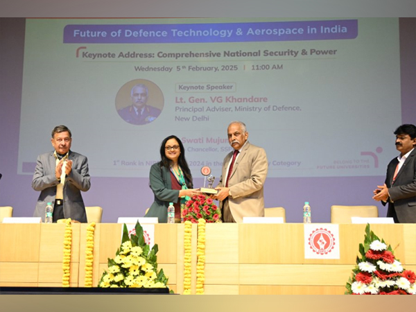 Swati Mujumdar, Pro Chancellor at SSPU, Pune with Air Marshal Gokhale (L) and Lft General Vinod G Khandare (R)