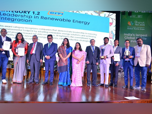 Pabitra Margherita, Union Minister of State for External Affairs & Textiles, Govt. of India and Rakesh Mehra, Chairman, CITI along with other key dignitaries presenting the award