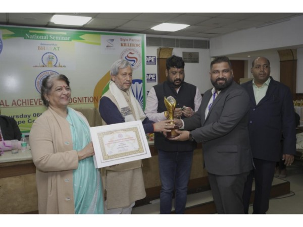 LeadsArk Edutech Pvt Ltd Honoured with National Achievers Award for Education Excellence