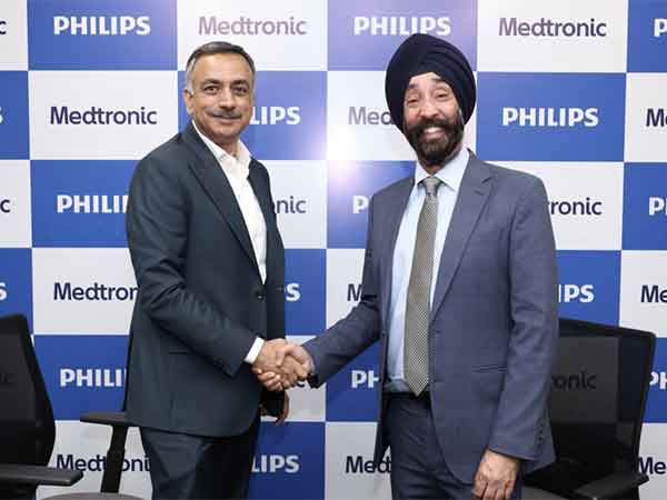 (L-R): Bharath Sesha, Managing Director, Philips Indian Subcontinent and Mandeep Singh Kumar, Managing Director and Vice President, Medtronic India at the MoU signing at Gurgaon