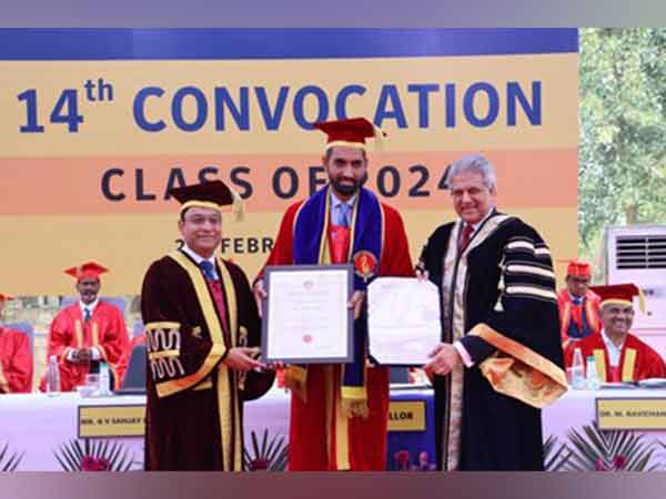 G V Sanjay Reddy, GVK Group, receives the D.Phil. Honoris Causa from Dr. Aseem Chauhan, Chancellor, Amity University Rajasthan (R) and Vice Chancellor Prof. (Dr.) Amit Jain (L).