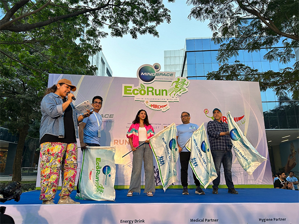 L to R: Ramesh Nair, CEO, Mindspace REIT, actress Shriya Pilgaonkar, and Kavindra Mishra - Customer Care Associate, CEO & MD, Shoppers Stop flag off the 5km run