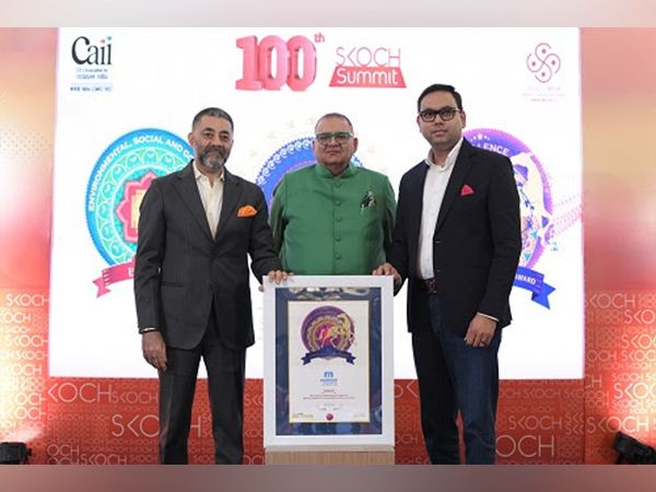 (Left to Right) Gursharan Dhanjal, Vice-Chairman of SKOCH Group and Sameer Kochhar, Chairman of SKOCH Group, Sadaf Sayeed, CEO of Muthoot Microfin