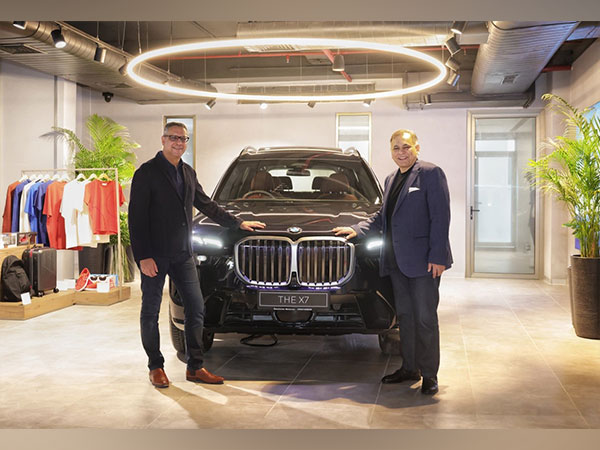 Vikram Pawah, President and Chief Executive Officer, BMW Group India and Yadur Kapur, Dealer Principal, Deutsche Motoren