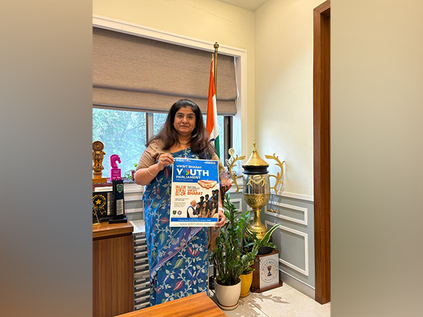 Col. Dr. Hemlata K. Bagla, Vice Chancellor, HSNC University, Mumbai unveils the Viksit Bharat Youth Parliament participation poster