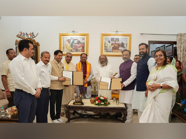 Gurudev Sri Sri Ravi Shankar graced the MoU signing between The Art of Living Social Projects and the Chhattisgarh Govt.