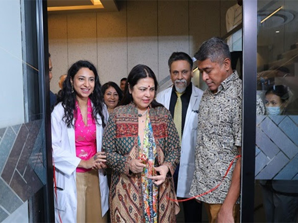 L-R: Dr Kriti Lohia - Aesthetic Dermatologist and Dermatosurgeon, Meenakshi Lekhi, former MoS External Affairs and Dr Sanjay Parashar