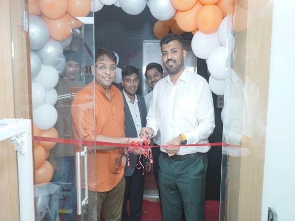 (R-L) Rahul Chandalia & Pradeep Jain Inaugurating the WOL3D Experience Centre in Pune