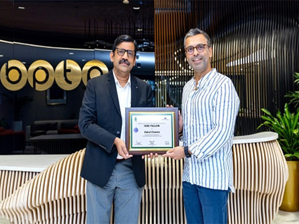 K.S. Venkatagiri, Executive Director, CII-Green Business Centre, presented the Award to Kabul Chawla, Chairman and Managing Director, BPTP