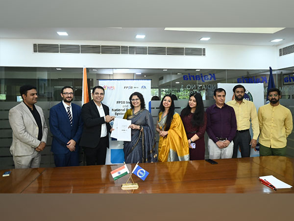 MoU signing by Krishan Mishra, CEO - FPSB India (left) and Suparna Tandon, CEO - NPS Trust (right).