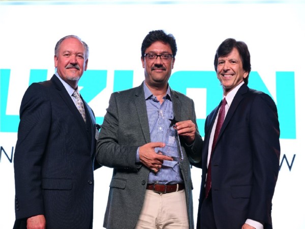 Mr. Rajendra Mehta - Chief Human Resources Officer, Suzlon Group receiving the award.