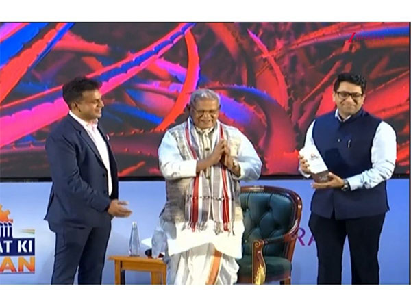 Bajaj Capital CEO Kalpesh Dave receives 'Bharat ki Udaan - Best CEO Award' in Wealth Management from MSME Minister Jitan Ram Manjhi, with Zee Bharat.