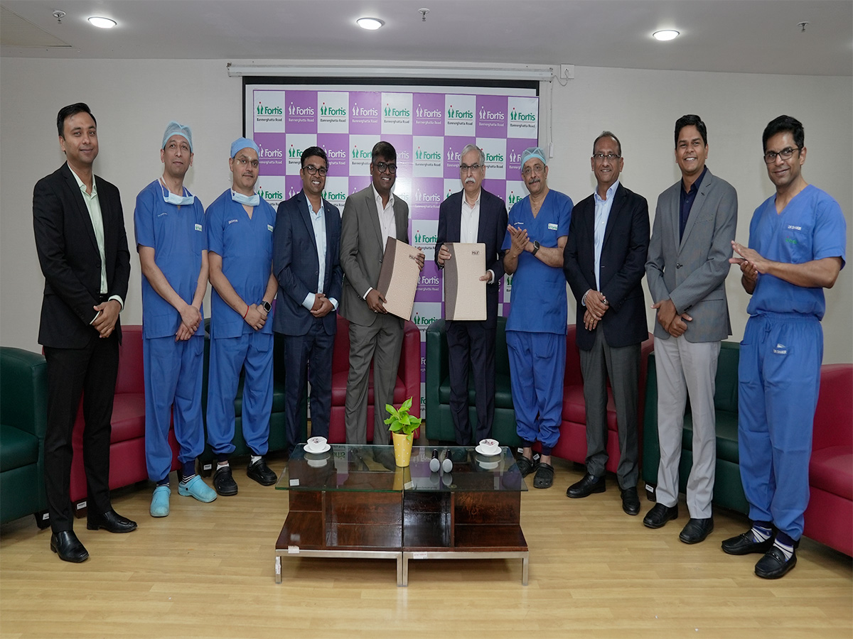 Dr. Ashutosh Raghuvanshi, MD & CEO, Fortis Healthcare, Fortis Bengaluru team and Teleflex team during the sign-off event.