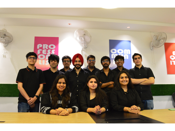 Pitch Our Way Team with Co-Founders Simran Paul Singh & Vanshika. 