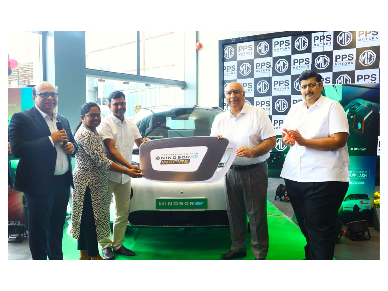Vinay Raina (CCO, JSW MG Motor India) & Rajiv Sanghvi (MD, PPS Motors) hand over the new MG Windsor Inspire Edition at PPS-MG LB Nagar, Hyderabad